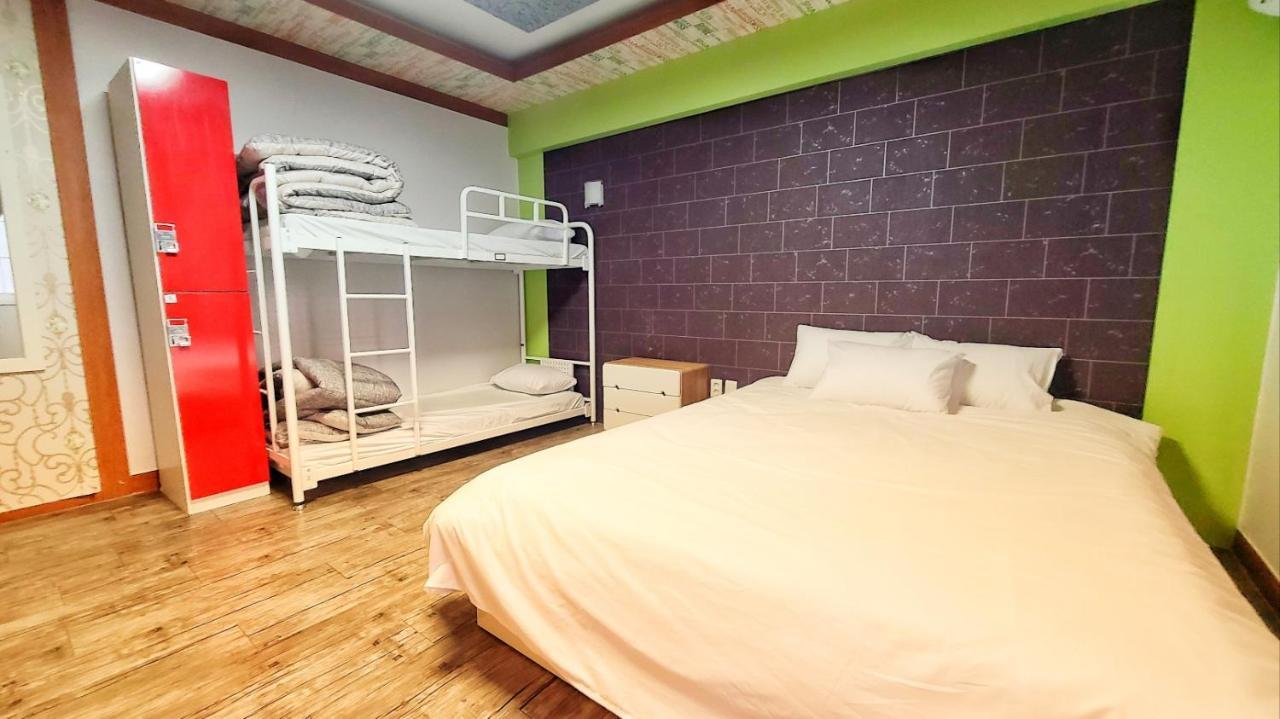 Kimchee Busan Downtown Guesthouse ภายนอก รูปภาพ