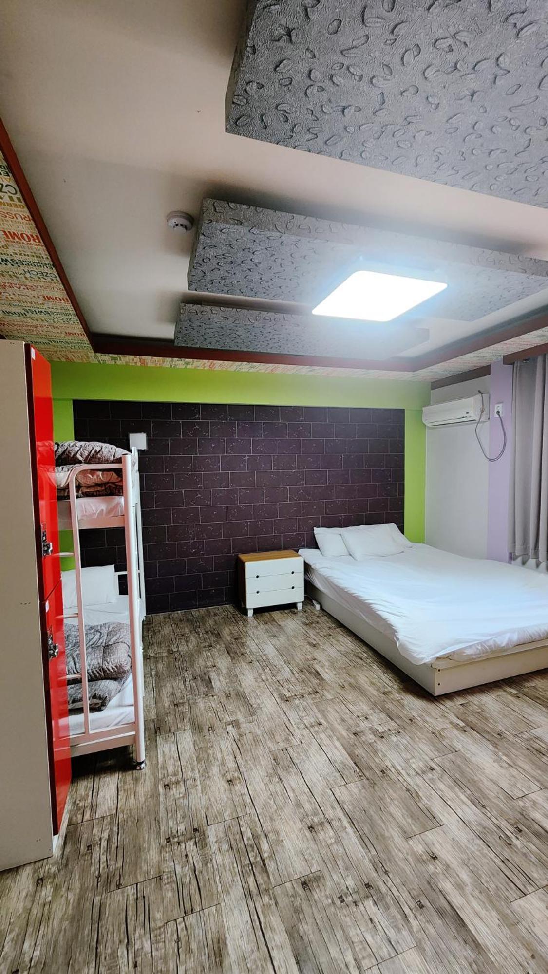 Kimchee Busan Downtown Guesthouse ภายนอก รูปภาพ