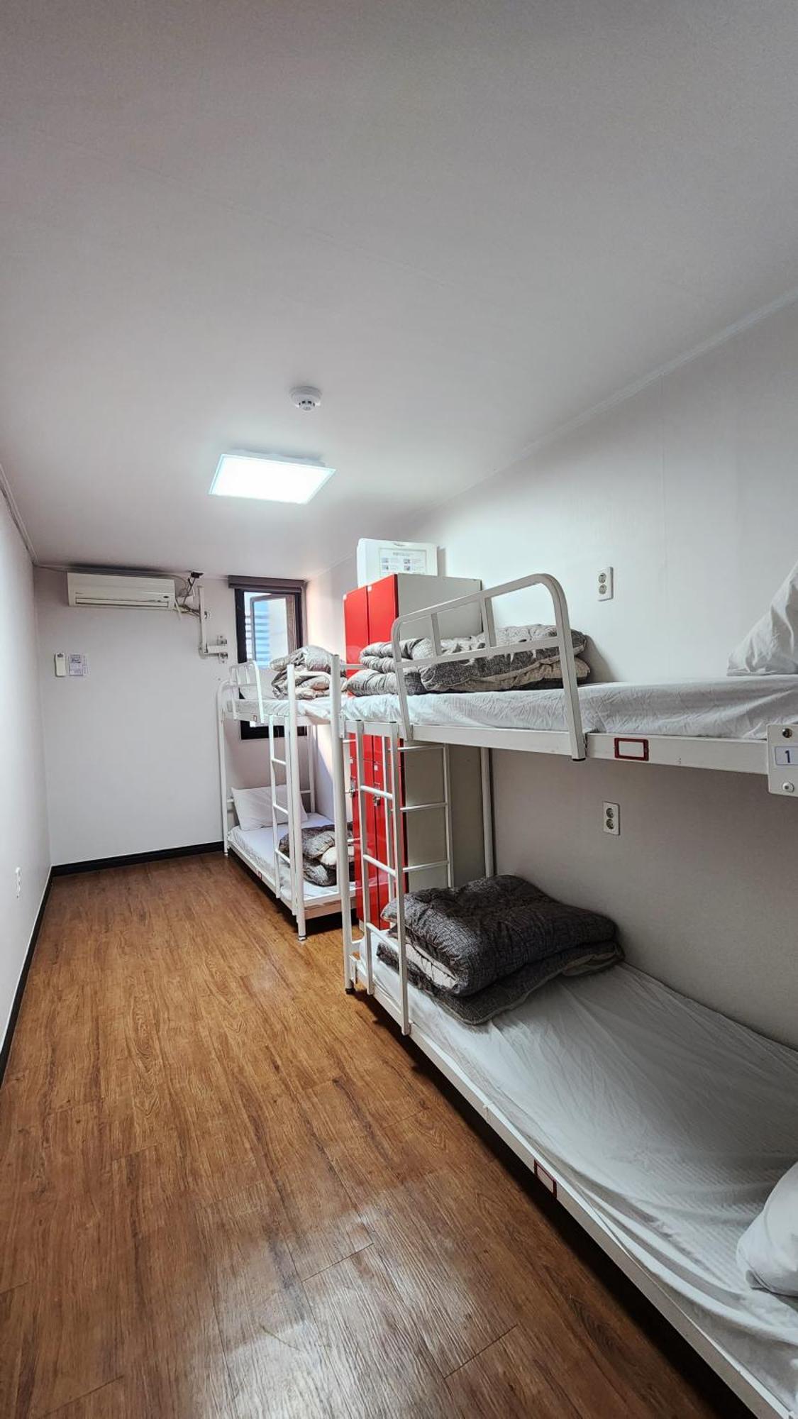 Kimchee Busan Downtown Guesthouse ภายนอก รูปภาพ