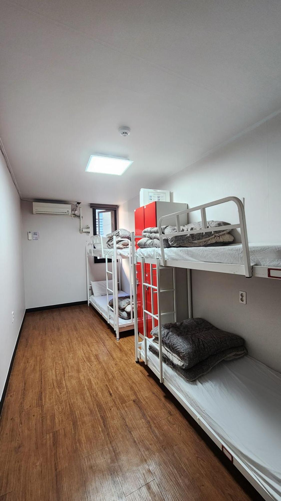 Kimchee Busan Downtown Guesthouse ภายนอก รูปภาพ